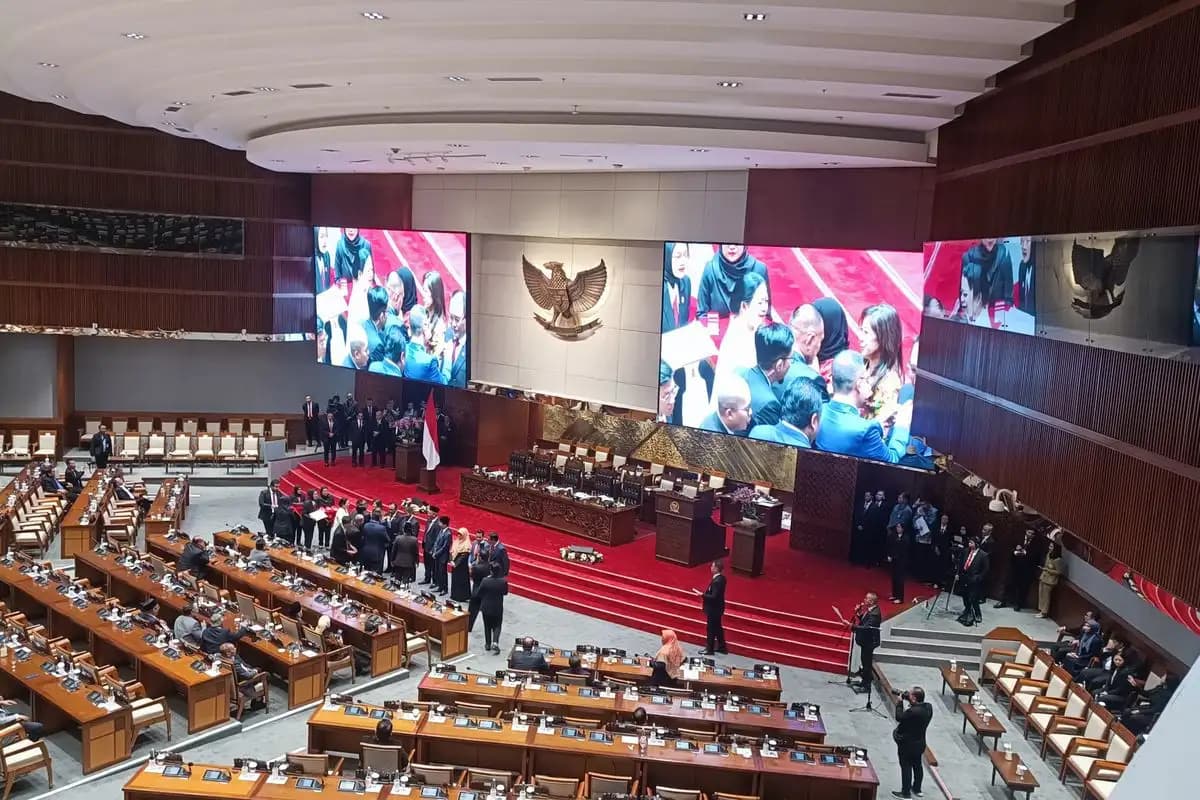 Perbandingan Gaji Anggota DPR dengan Upah Minimum Pekerja di Indonesia  
