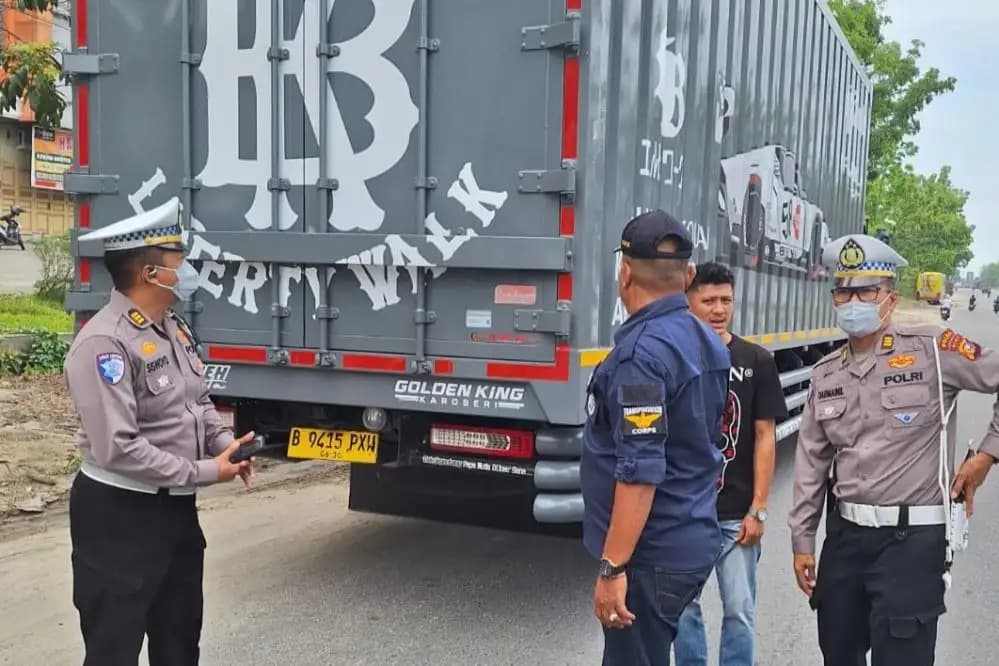 Dishub Pekanbaru Tindak 30 Truk ODOL di Bundaran Tugu Songket