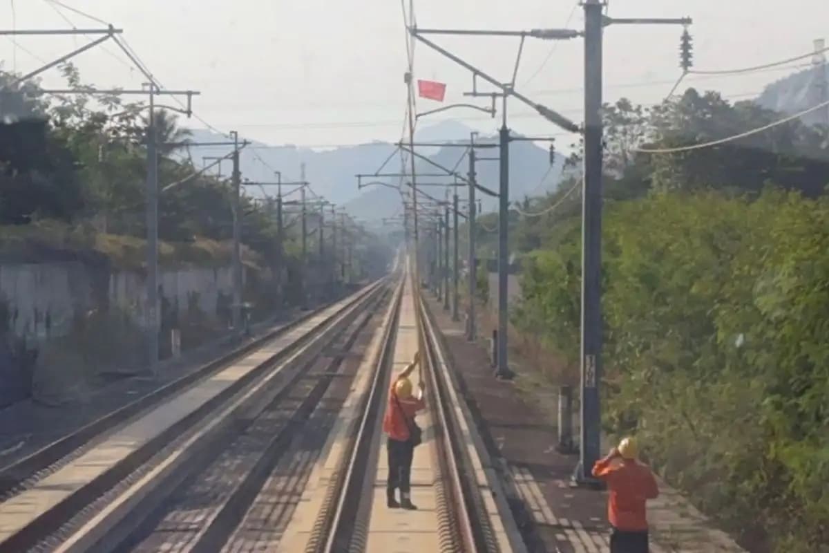 Kereta Cepat Whoosh Sempat Berhenti Akibat Benang Layang-Layang di Jalur Tegalluar