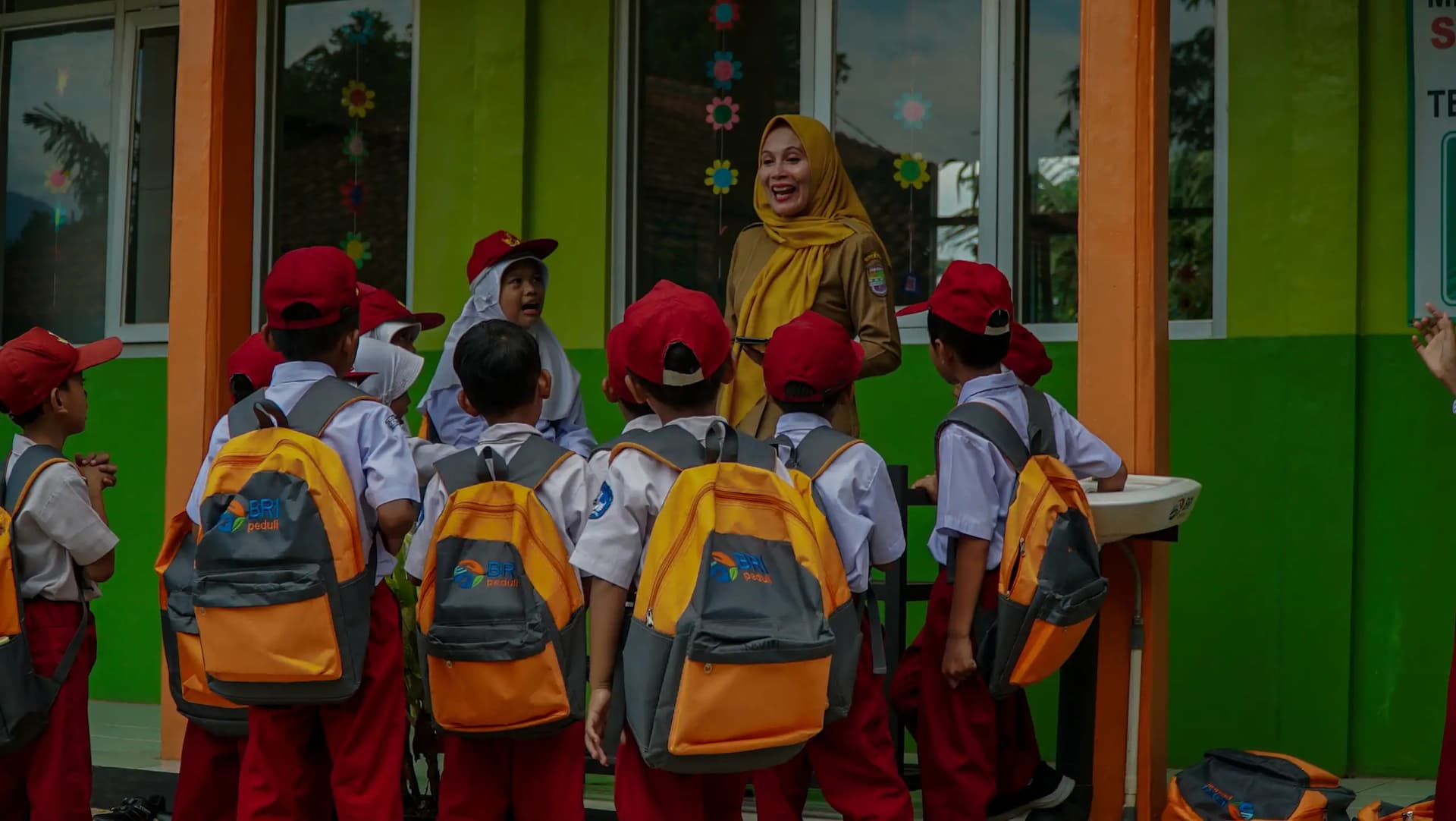 Dorong Peningkatan Kualitas Pendidikan di Indonesia, BRI Salurkan Bantuan Beasiswa bagi Pelajar