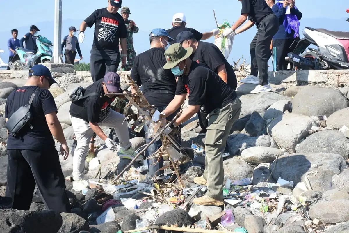 Pemerintah dan Warga Situbondo Kumpulkan 5 Ton Sampah dalam Aksi Bersih Pantai