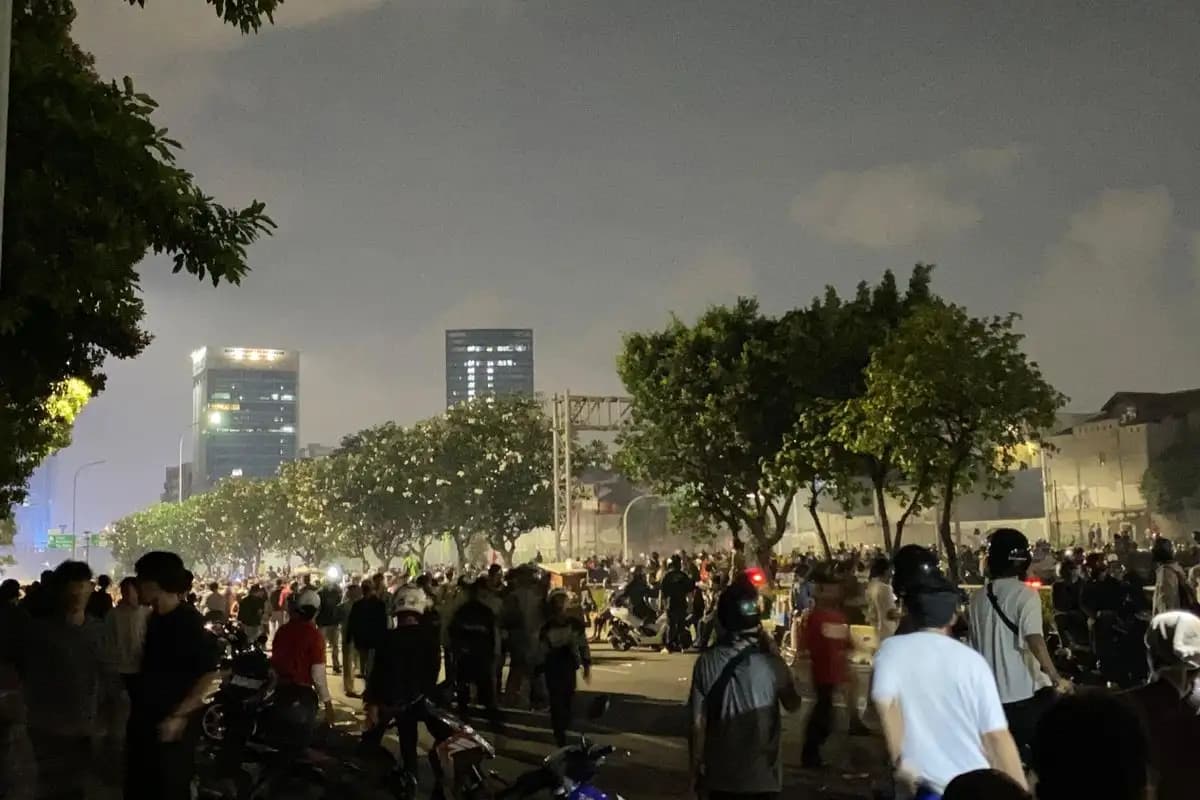 Demo di Depan Gedung DPR RI Memanas, Aparat Tembakkan Gas Air Mata dan Massa Balas dengan Petasan