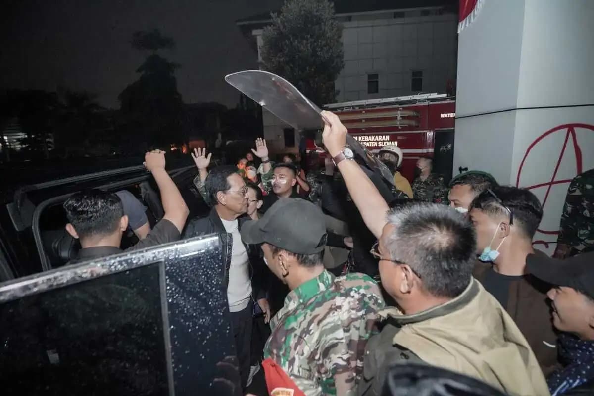 Sri Sultan HB X Temui Massa Aksi di Polda DIY, Sampaikan Belasungkawa dan Ingatkan Aspirasi Tanpa Kekerasan