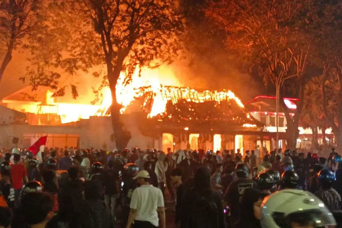 Gedung Grahadi Surabaya Terbakar Saat Aksi Massa