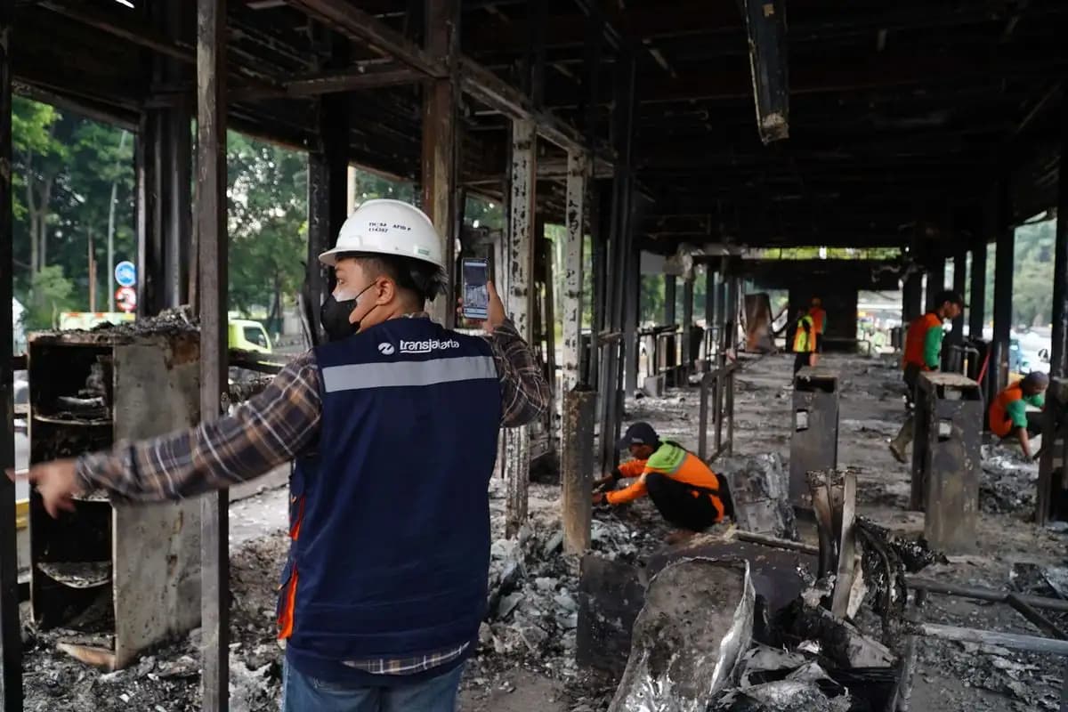 Warga Sesalkan Perusakan Fasilitas Umum dalam Demo, Transjakarta Catat Tujuh Halte Terbakar