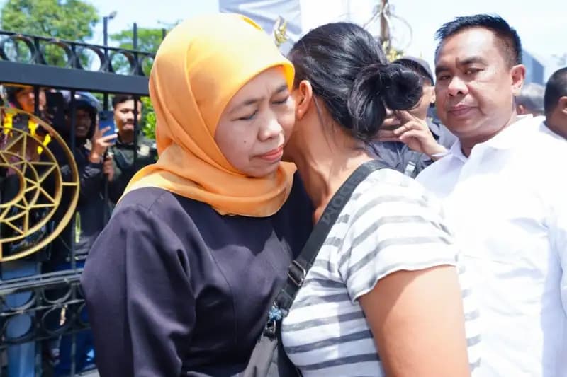 Gubernur Khofifah Bagikan Seribu Paket Sembako Kepada Pendemo