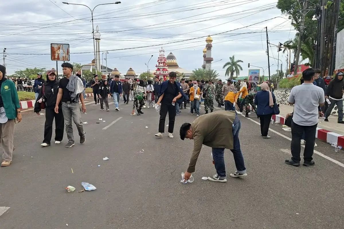 Aksi Mahasiswa di Bengkulu Berakhir Damai, Bersih-Bersih Lokasi Bareng TNI-Polri  