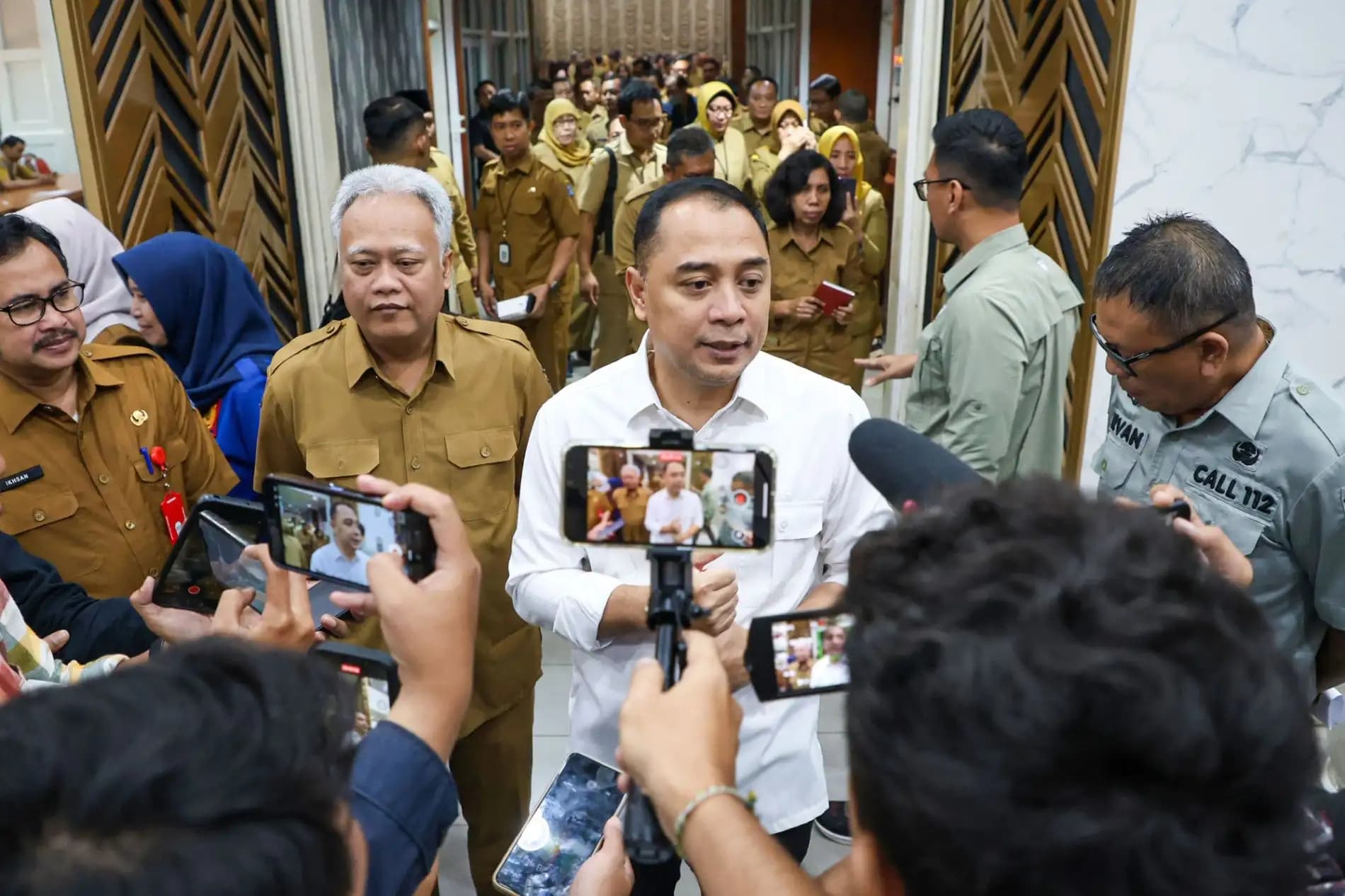 Wali Kota Surabaya Terima 15 Laporan Dugaan Pungli Adminduk, Ancaman Sanksi Tegas Menanti