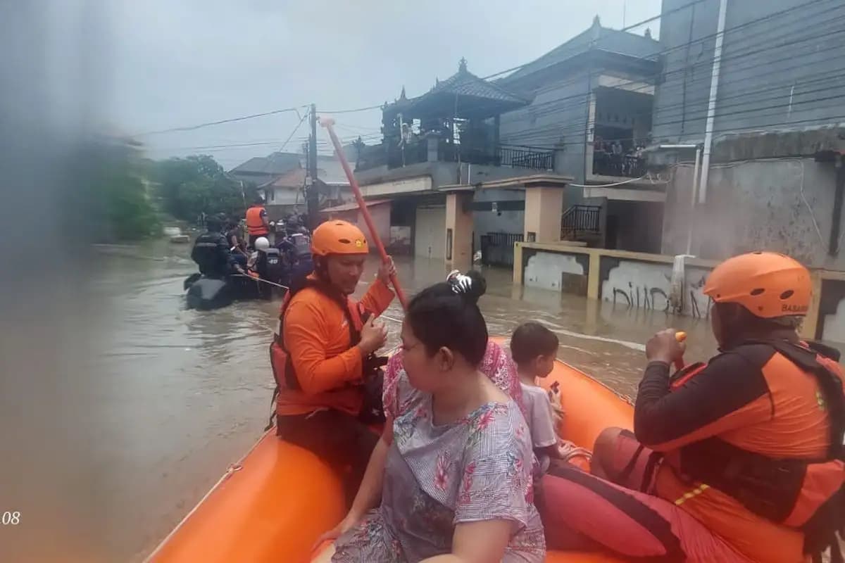 Banjir Lumpuhkan Denpasar, Balita dan Lansia Dievakuasi Tim SAR