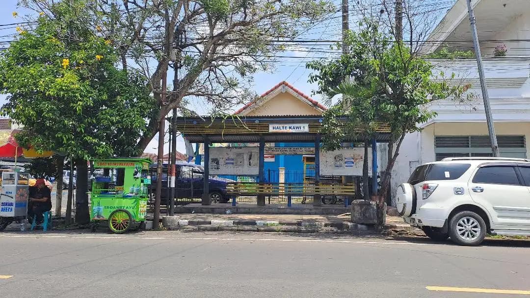 Puluhan Halte di Kabupaten Malang Mangkrak, PKL Kuasai Fungsinya