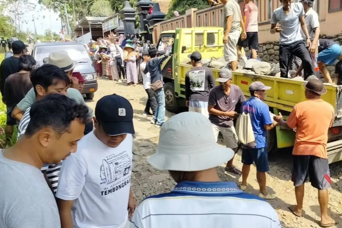 Warga Brebes Swadaya Perbaiki Jalan Rusak yang Terabaikan Selama 18 Tahun