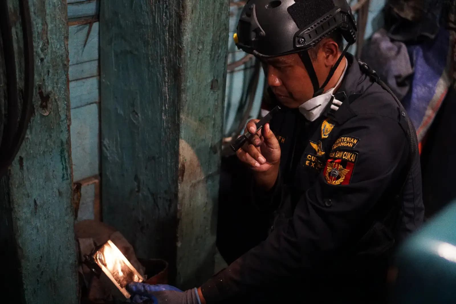 Bea Cukai Dumai Gagalkan Penyelundupan 6.800 Batang Kayu Teki dan 13 PMI Ilegal Tujuan Malaysia