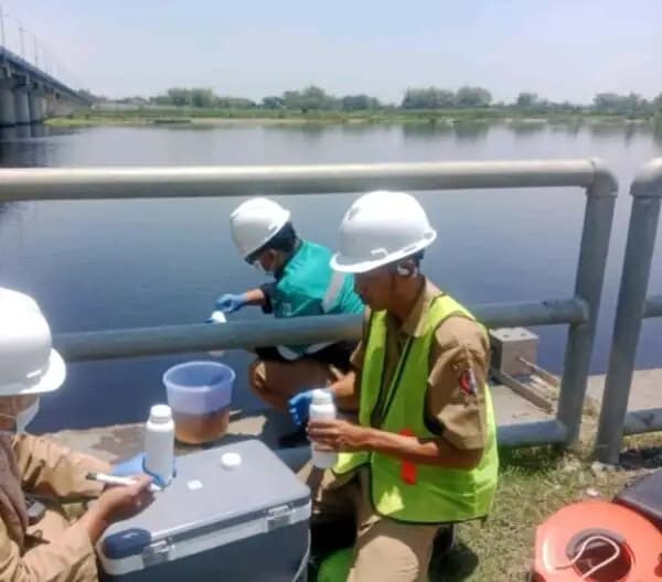Pemkab Bojonegoro Uji Sampel untuk Telusuri Perubahan Warna Air Bengawan Solo