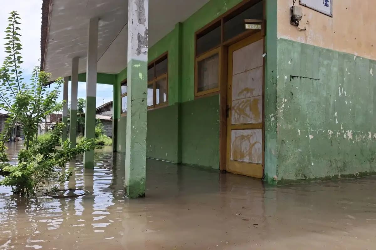 Banjir Rendam Sekolah di Lumajang, Siswa Terpaksa Belajar Online