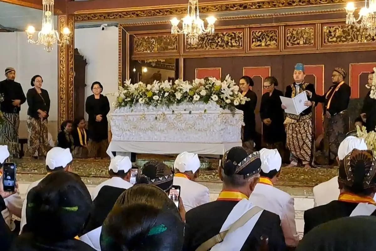Putra Mahkota Keraton Solo Nyatakan Naik Tahta Jadi Paku Buwono XIV di Hadapan Jenazah Ayahanda