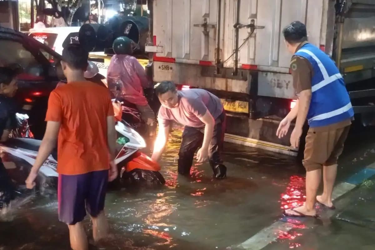 Banjir di Sidoarjo Sebabkan Kemacetan Panjang dan Kendaraan Mogok akibat Genangan 50 Cm