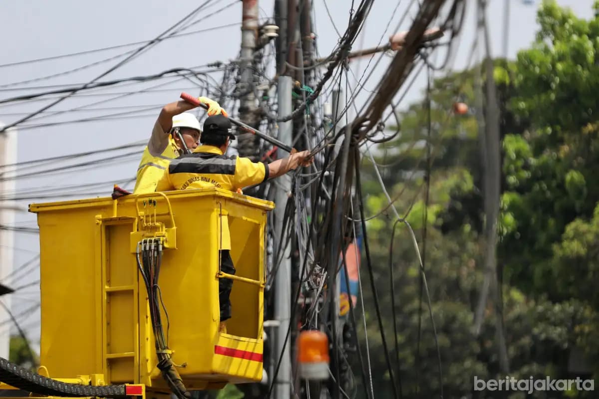 Pemprov DKI Tertibkan Kabel Menjuntai, Terapkan Sistem Kabel Bawah Tanah