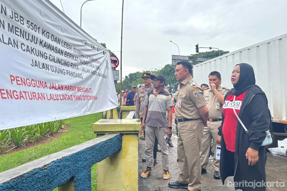 Pemkot Jakut Batasi Jam Operasional Truk Besar di Jalan Raya Cilincing Demi Keselamatan Warga