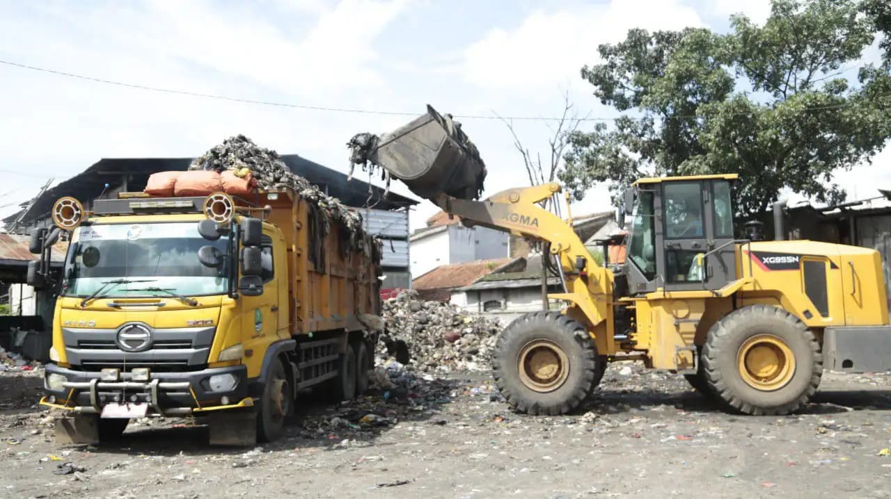 Pemkot Bandung Bertahap Angkut 500 Meter Kubik Sampah di TPS Pasar Ciwastra