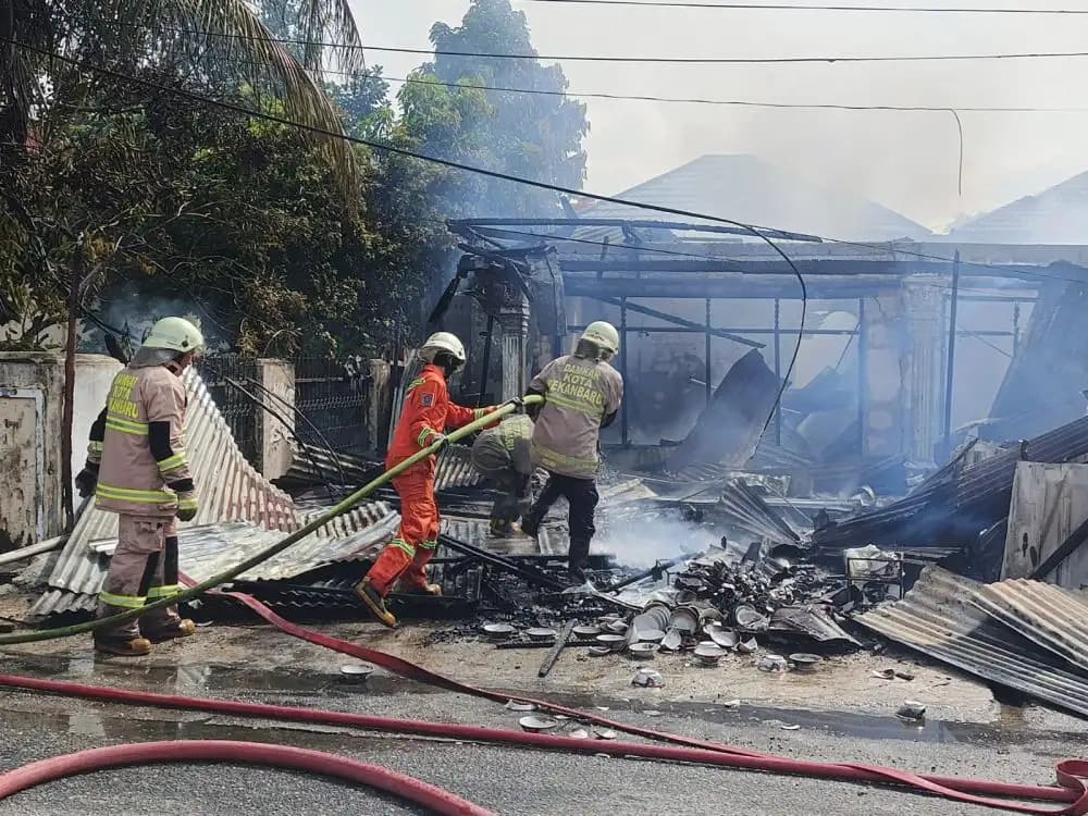 Ledakan Gas Picu Kebakaran Hebat di Warung Ayam Geprek Jalan Melur, Satu Orang Tewas