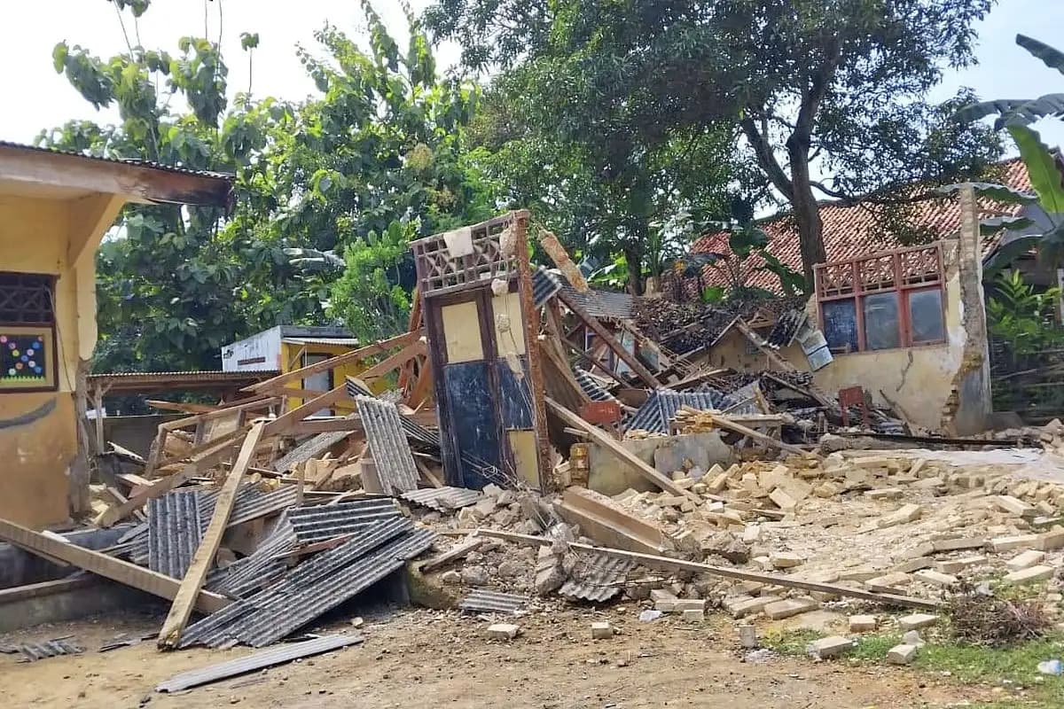 Ruang Kelas di Bangkalan Ambruk, Ratusan Siswa Mengungsi dan Belajar di Teras Rumah Warga