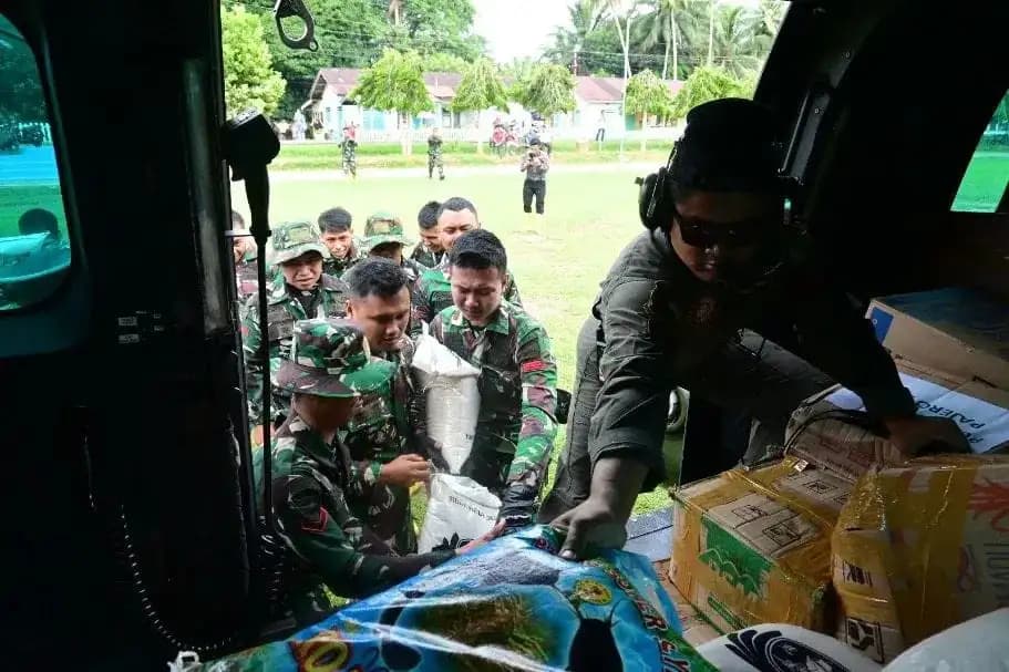 TNI AU Kirim 5,5 Ton Bantuan Bencana dari Pekanbaru ke Sibolga