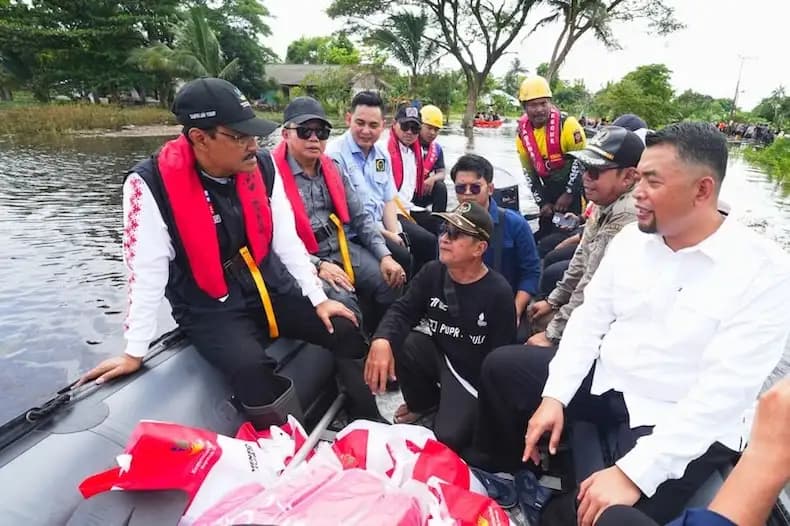 Tinjau Banjir Banjar, Mensos Gus Ipul Sapa dan Salurkan Bantuan