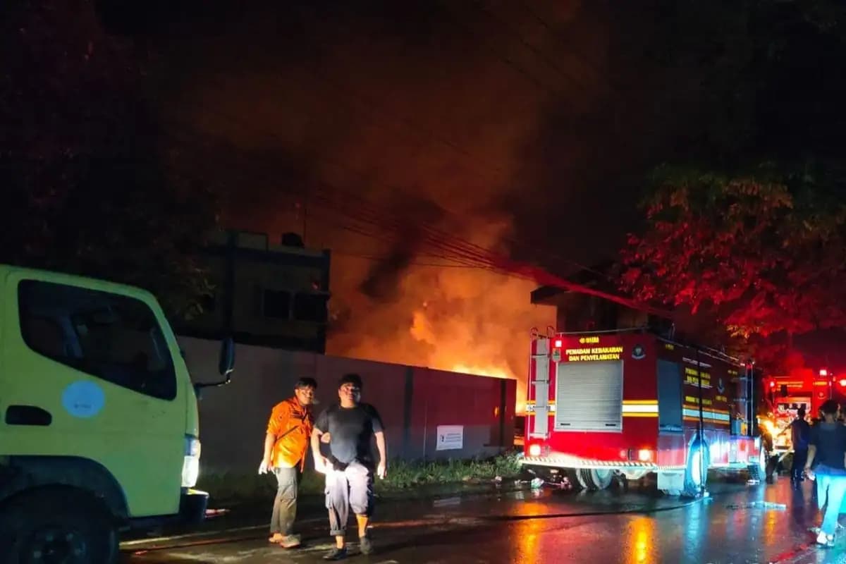 Pabrik Pengolahan Limbah Oli di Karawang Terbakar Selama Delapan Jam