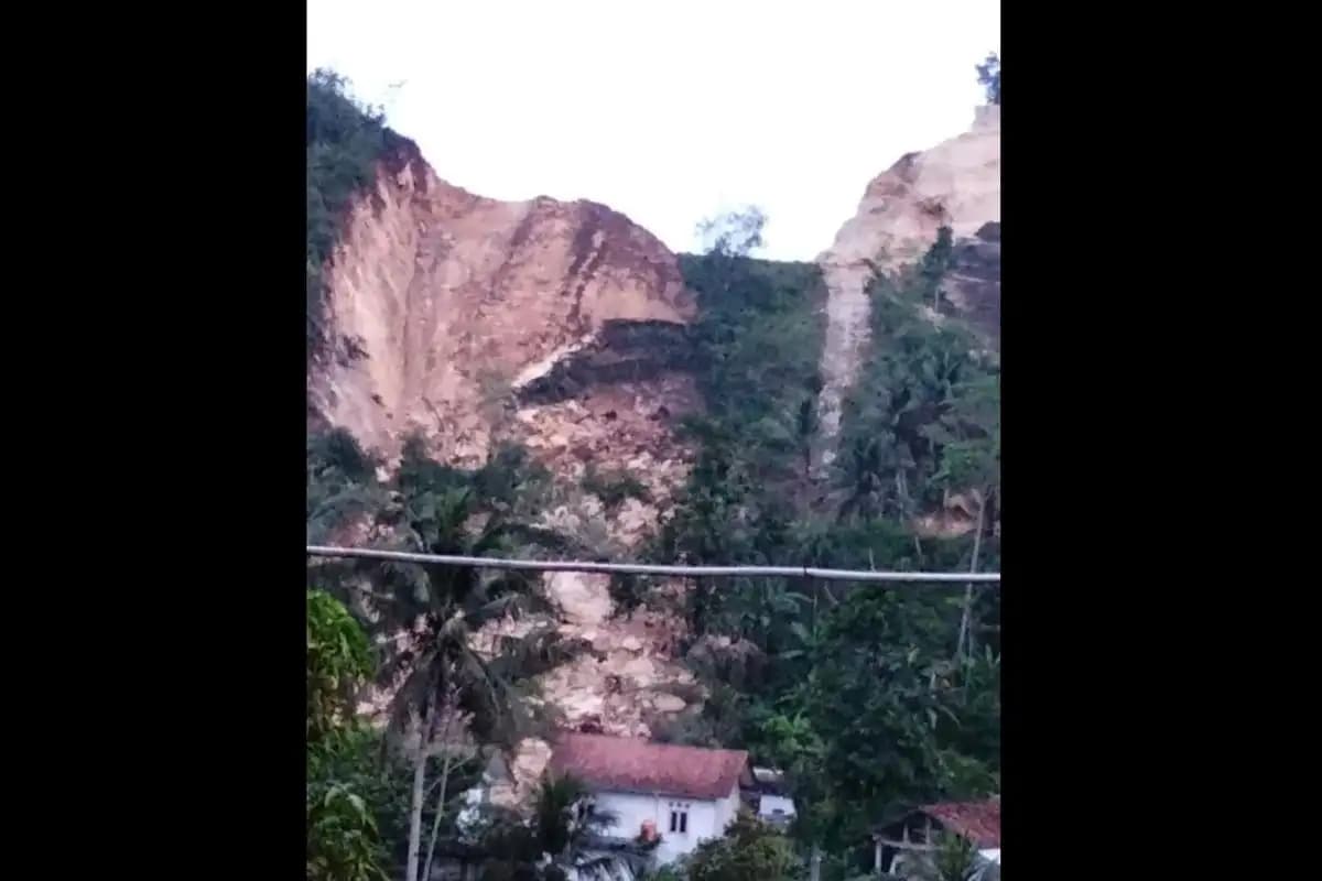 Gunung di Lokasi Tambang Semen Banyumas Longsor, Tiga Rumah Warga Rusak