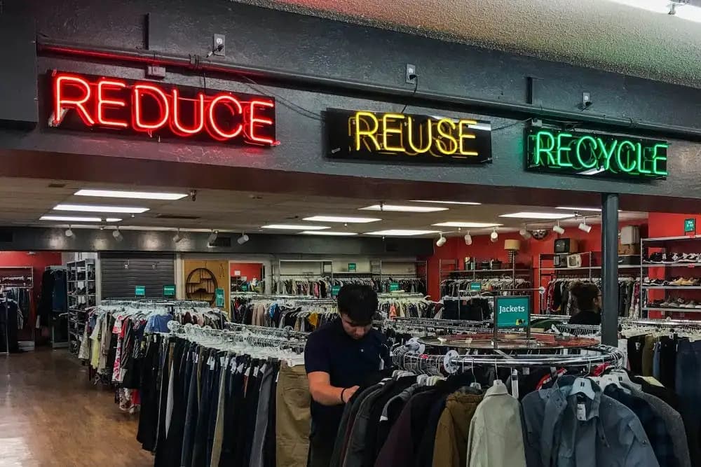 Penggemar Thrifting Pasar Senen Khawatir Rencana Denda Balpres Hilangkan Sensasi Berburu