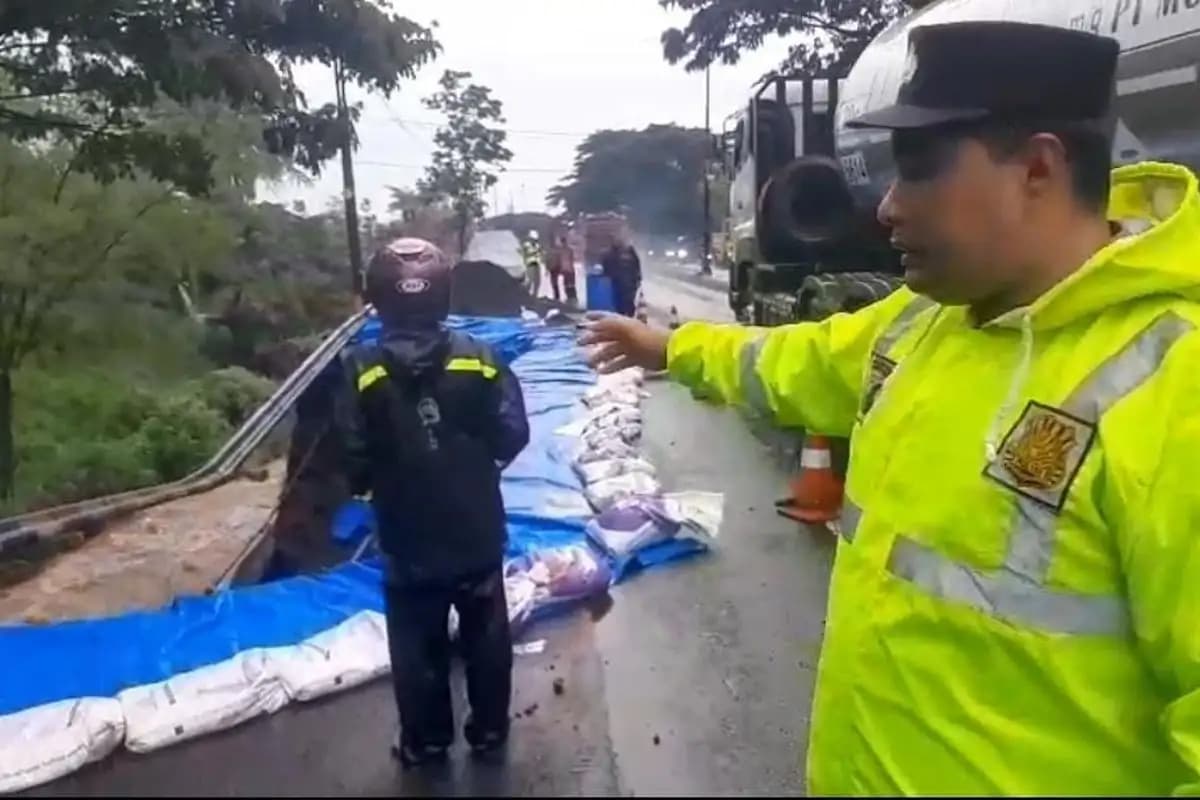 Tembok Penahan Tanah Ambrol di Jalan Malang-Surabaya, Macet Panjang Terjadi