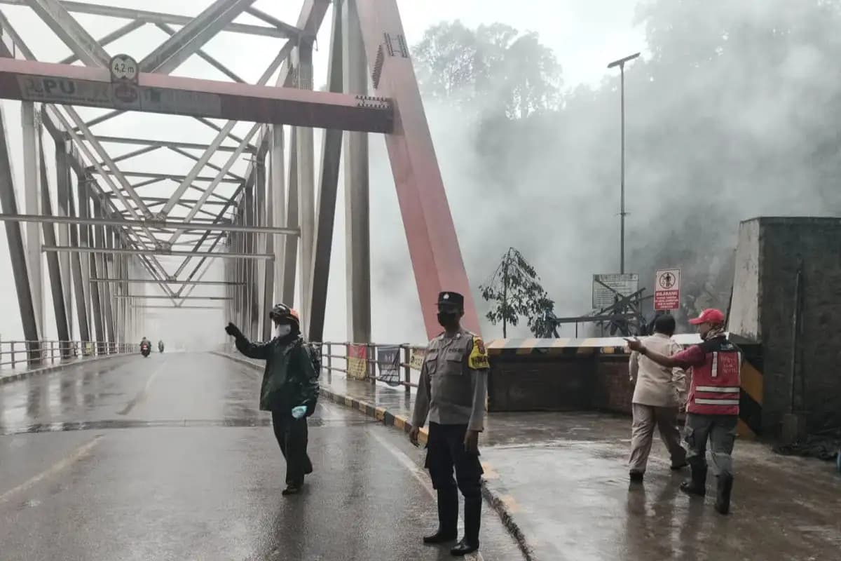 Jembatan Gladak Perak Lumajang Ditutup Imbas Debu Vulkanik dari Banjir Lahar Semeru
