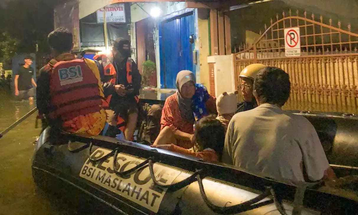 BSI Maslahat Respon Cepat Tangani Banjir di Karawang dan Rawa Buaya